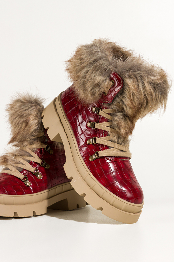 Czerwone botki śniegowce damskie trapery na bieżnikowanej platformie wykończone futerkiem krokodyli wzór sznurowane Carla TW-GO54