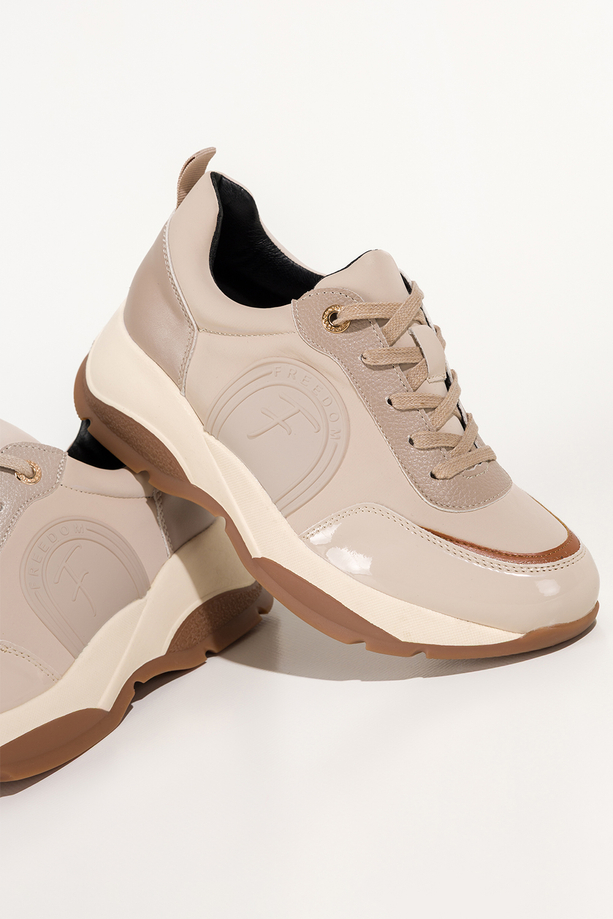 Beżowe sneakersy damskie buty sportowe na koturnie ze żłobieniami brązowe wstawki sznurowane Carla 4982