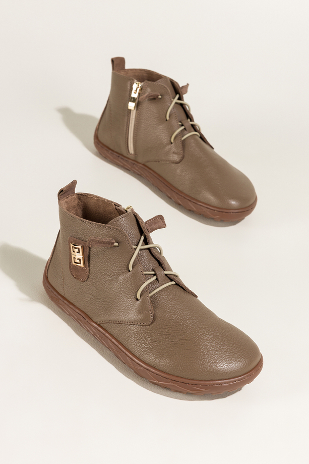 Ciemnobeżowe botki barefoot skórzane damskie szerokie na elastycznej płaskiej podeszwie złota ozdoba elastyczne sznurówki PRODUKT POLSKI Casu 69927