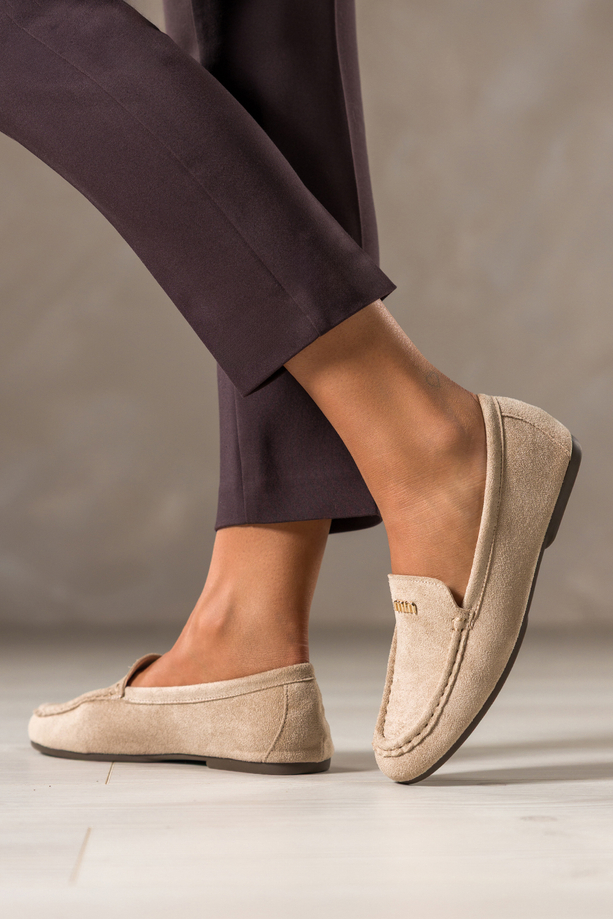 Beżowe mokasyny damskie półbuty płaskie ze złotą ozdobą skórzana wkładka Carla G341K