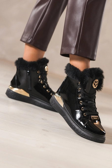 Czarne botki damskie lakierowane platforma ze złotym akcentem złota ozdoba na języku sznurowane Casu 6992-87