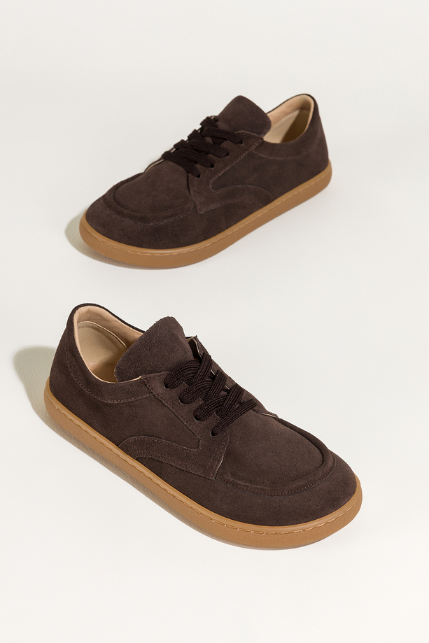 Czekoladowe półbuty barefoot skórzane zamszowe damskie szerokie na elastycznej płaskiej podeszwie cholewka z przeszyciami sznurowane PRODUKT POLSKI Casu M8669