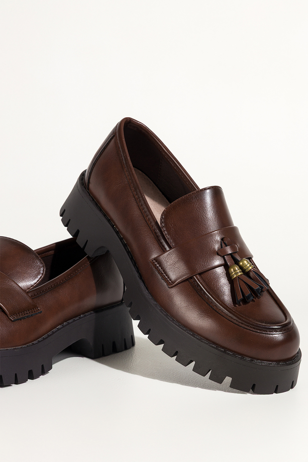 Czekoladowe mokasyny damskie półbuty z chwostami na bieżnikowanej platformie skórzana wkładka Carla K-6-B899