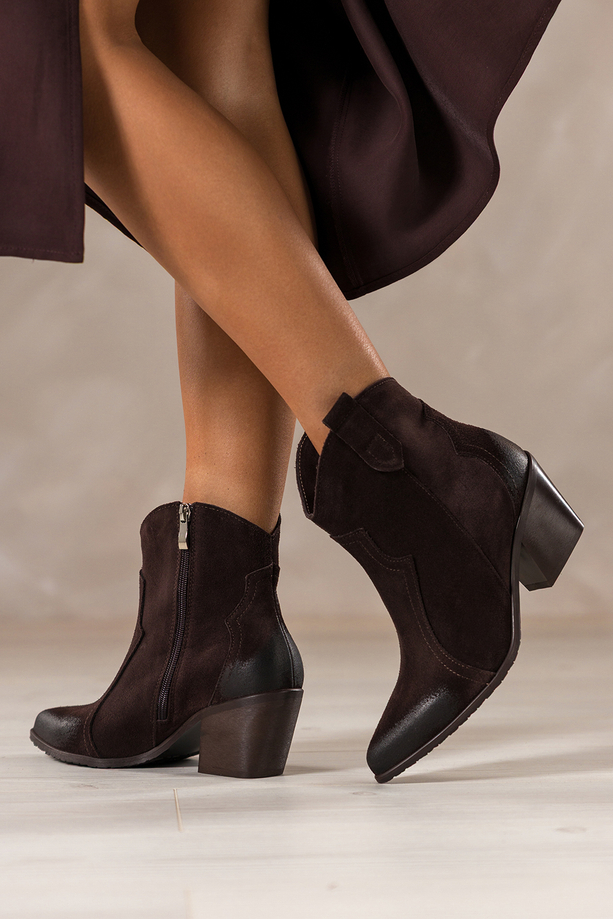 Czekoladowe botki skórzane damskie kowbojki na ściętym obcasie z wyciętą cholewką PRODUKT POLSKI Casu 6144