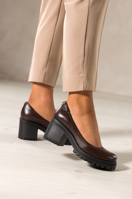 Czekoladowe półbuty skórzane damskie na szerokim klocku bieżnikowana platforma PRODUKT POLSKI Casu 79805