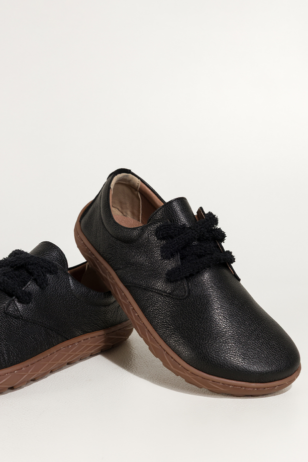 Czarne buty barefoot skórzane damskie szerokie na elastycznej płaskiej podeszwie puszyste sznurówki PRODUKT POLSKI Casu 89811