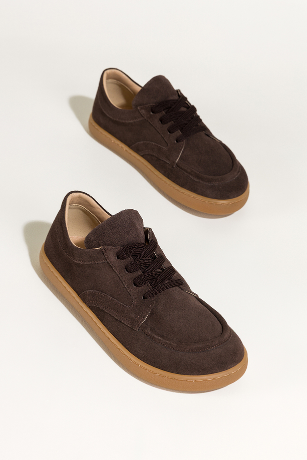 Czekoladowe półbuty barefoot skórzane zamszowe damskie szerokie na elastycznej płaskiej podeszwie cholewka z przeszyciami sznurowane PRODUKT POLSKI Casu M8669