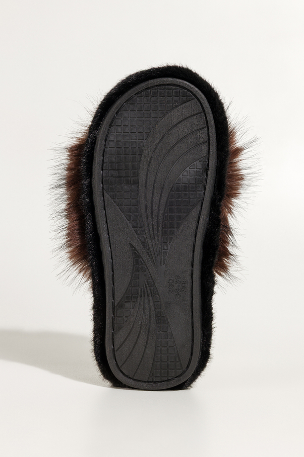 Czekoladowe kapcie damskie obuwie domowe futrzane szeroki pasek z długim włosiem Casu UO965