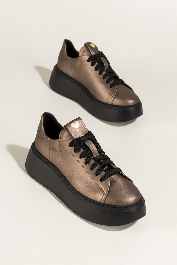 Metaliczne sneakersy skórzane damskie buty sportowe na platformie złote serce na języku sznurowane PRODUKT POLSKI Casu 8201