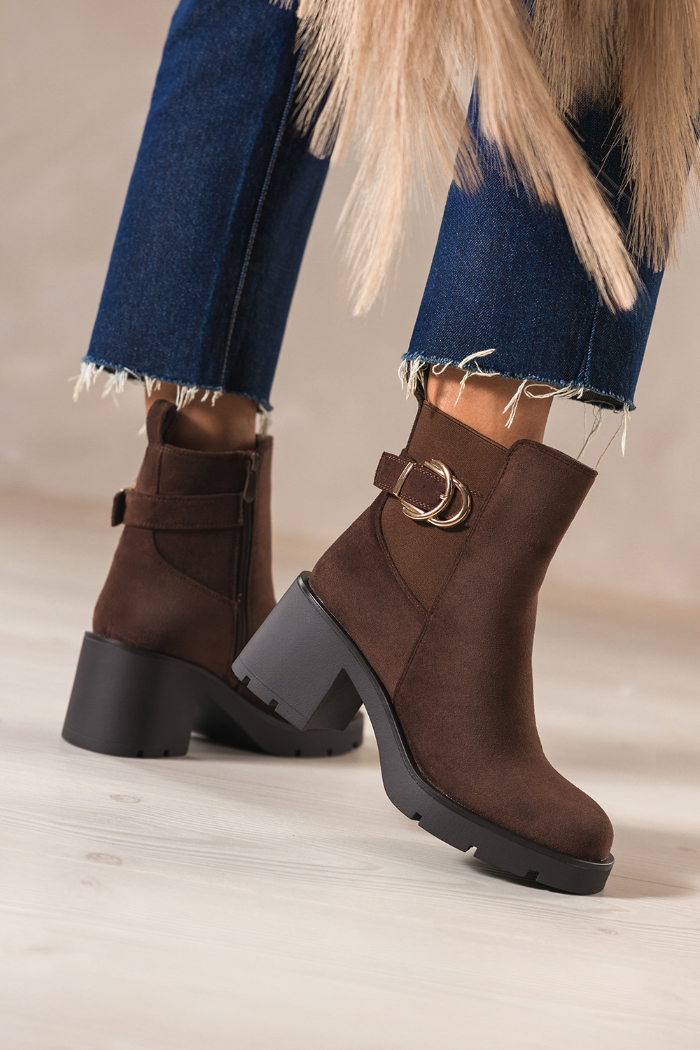 Czekoladowe botki damskie bienikowany szeroki obcas guma w cholewce pasek ze zot klamr Casu YN8