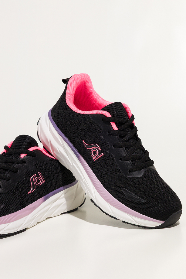 Czarne sneakersy damskie buty sportowe z perforacją na białej żłobionej platformie różowe wstawki sznurowane Carla QP-0618-4