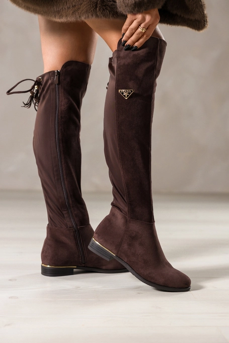 Czekoladowe kozaki damskie płaski obcas ze złotą wstawką elastyczna cholewka z wiązaniem i chwostami złota ozdoba Casu NW2409-7