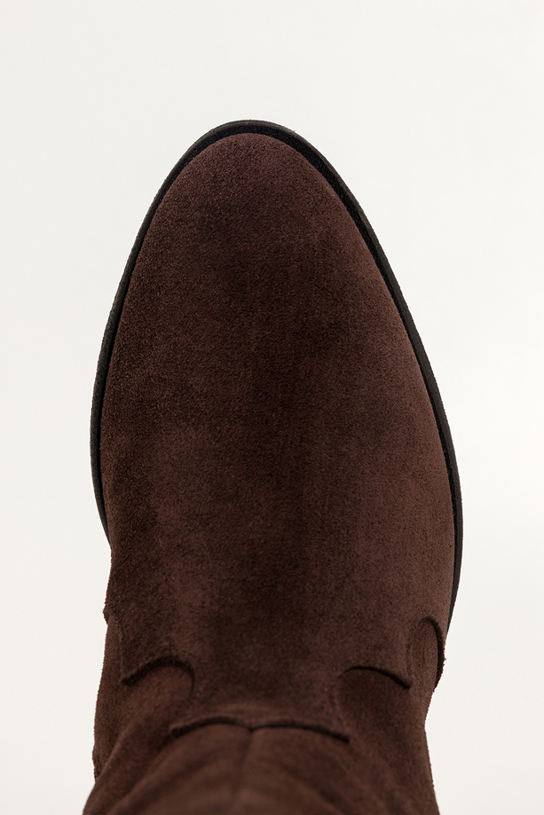 Czekoladowe kozaki skórzane damskie kowbojki zamszowe na ściętym klocku wycięta cholewka z ozdobnymi paskami PRODUKT POLSKI Casu 7000-496