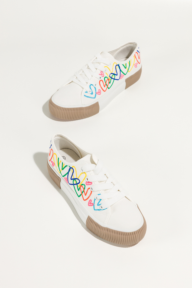 Białe trampki damskie sneakersy z kolorowymi sercami na platformie sznurowane Carla QY853-9