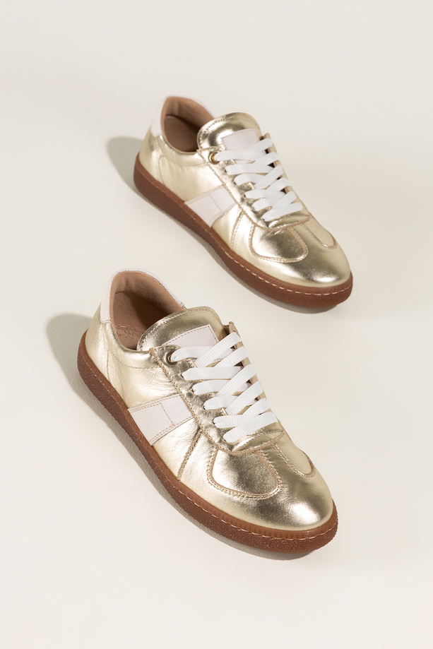 Złote sneakersy skórzane damskie buty sportowe na elastycznej podeszwie z białymi wstawkami sznurowane PRODUKT POLSKI Casu 7119-167-890