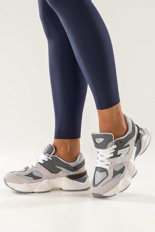 Szare sneakersy damskie buty sportowe z perforacją na białej platformie sznurowane Casu Y808-7