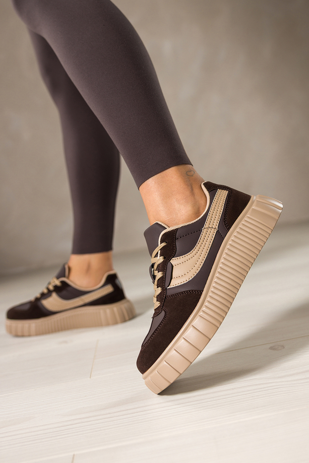 Czekoladowe sneakersy damskie buty sportowe na beżowej platformie sznurowane beżowe wstawki Carla OCX-1375