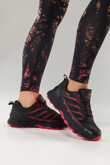Czarne buty trekkingowe damskie buty sportowe na bieżnikowanej podeszwie sznurowane czerwone wstawki softshell Casu 2408-3W