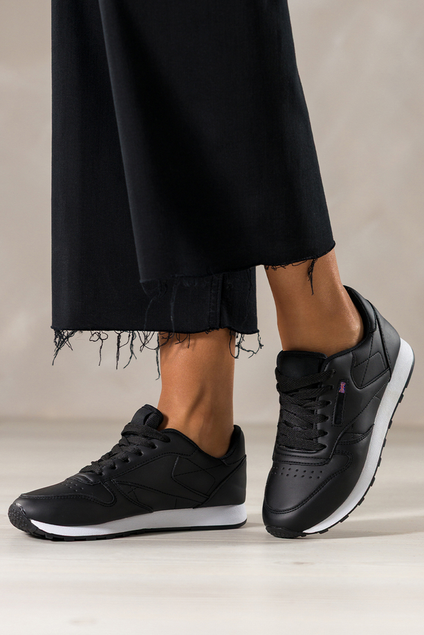 Czarne sneakersy damskie buty sportowe na białej podeszwie sznurowane Carla 8210-89