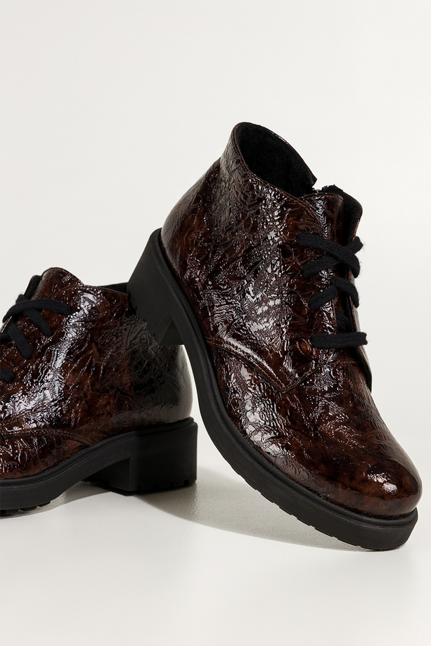 Brązowe botki skórzane damskie lakierowane z wzorem sznurowane PRODUKT POLSKI Casu 444