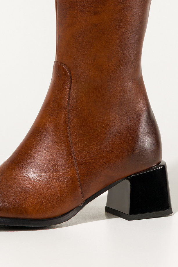 Brązowe kozaki skórzane damskie przed kolano na niskim ozdobnym klocku PRODUKT POLSKI Casu 29845