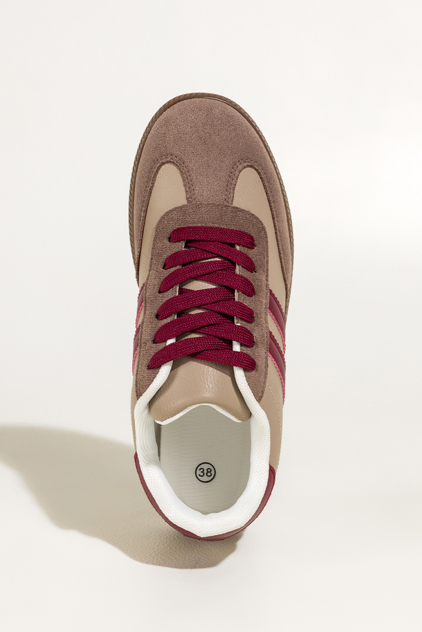 Ciemnobeżowe sneakersy damskie buty sportowe na elastycznej podeszwie bordowe wstawki sznurowane Casu 22336-2