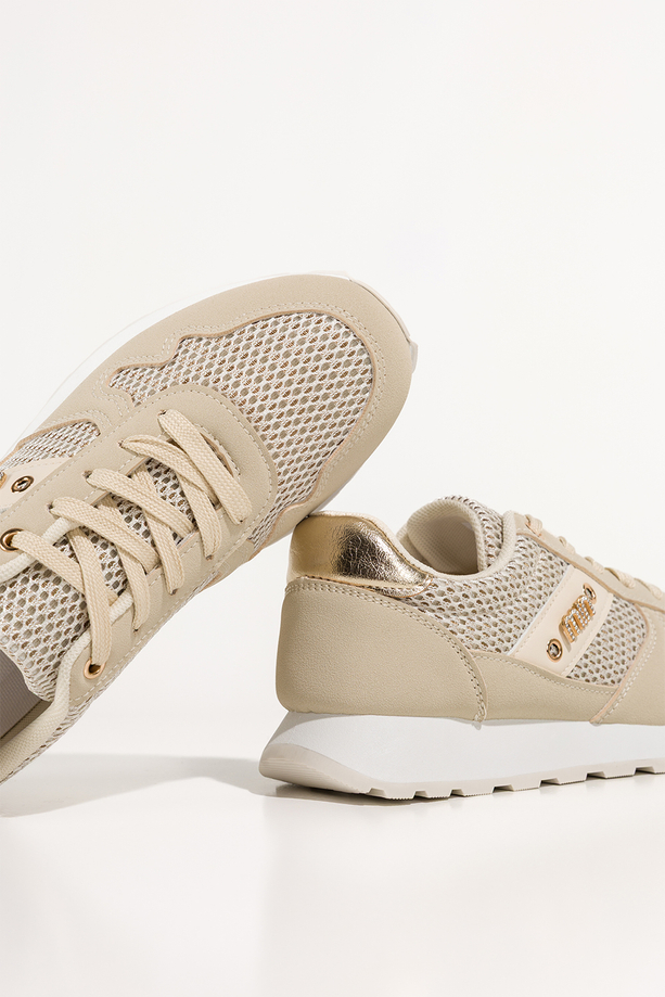 Beżowe sneakersy damskie na białej platformie ze żłobieniami cholewka z siateczką złote wstawki ozdoba z cyrkoniami sznurowane Casu LA308P