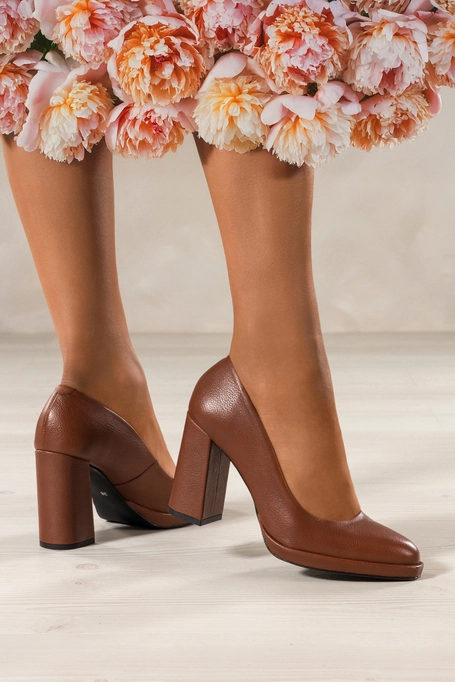 Brązowe czółenka skórzane damskie na słupku PRODUKT POLSKI Casu 7253-806