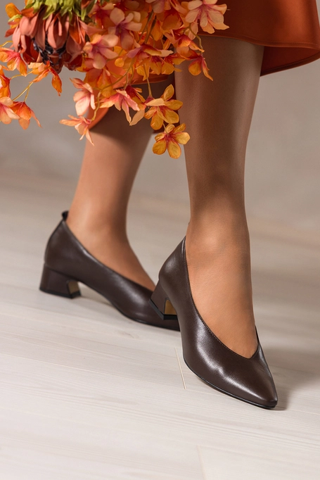 Czekoladowe czółenka skórzane damskie na niskim klocku wycięcie w cholewce PRODUKT POLSKI Casu 7235-704