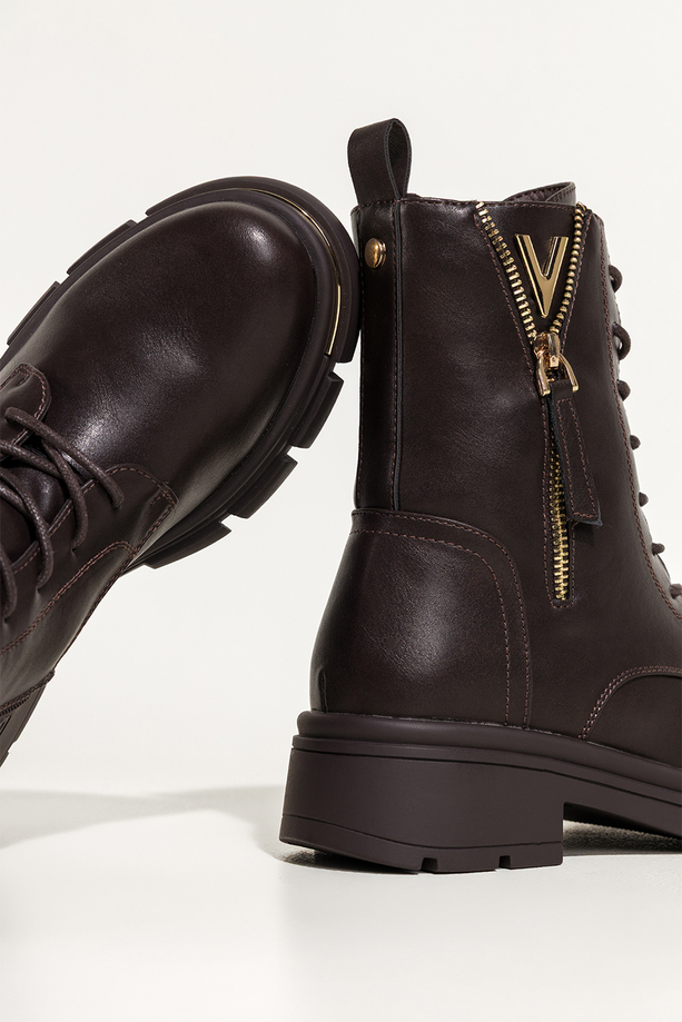 Czekoladowe botki damskie na niskim klocku cholewka z ozdobnym zamkiem złota ozdoba sznurowane Casu S7562Y