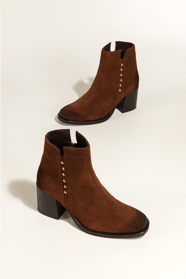 Kasztanowe botki skórzane damskie na szerokim słupku złote nity na cholewce PRODUKT POLSKI Casu 8863