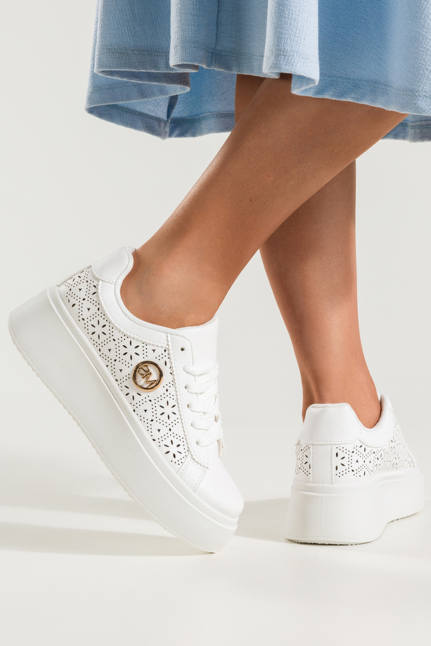 Białe sneakersy damskie na platformie ażurowa cholewka złota ozdoba sznurowane Carla LH201-9