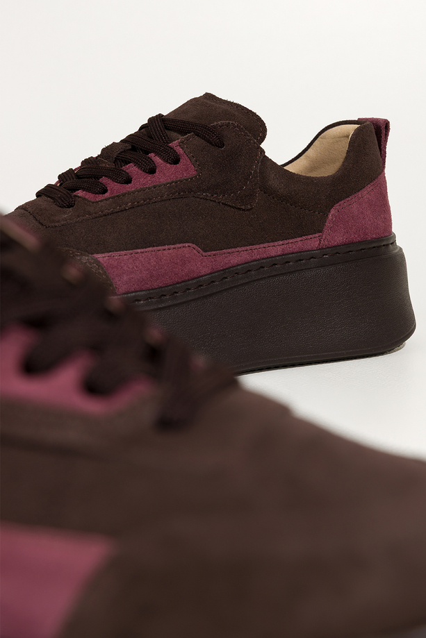Czekoladowe sneakersy skórzane damskie buty sportowe na platformie bordowe wstawki na cholewce sznurowane PRODUKT POLSKI Casu M8734H6