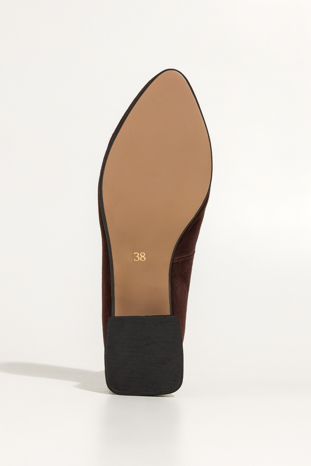 Czekoladowe czółenka skórzane damskie na klocu ze złotym akcentem PRODUKT POLSKI Casu 6881