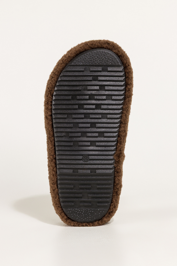 Camelowe kapcie damskie obuwie domowe z materiału typu baranek na brązowej platformie Carla UO967