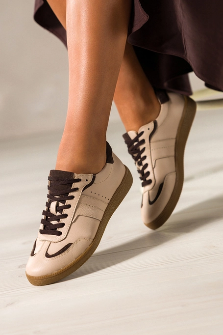 Beżowe sneakersy skórzane damskie buty sportowe na elastycznej podeszwie czekoladowe wstawki sznurowane PRODUKT POLSKI Casu M8714