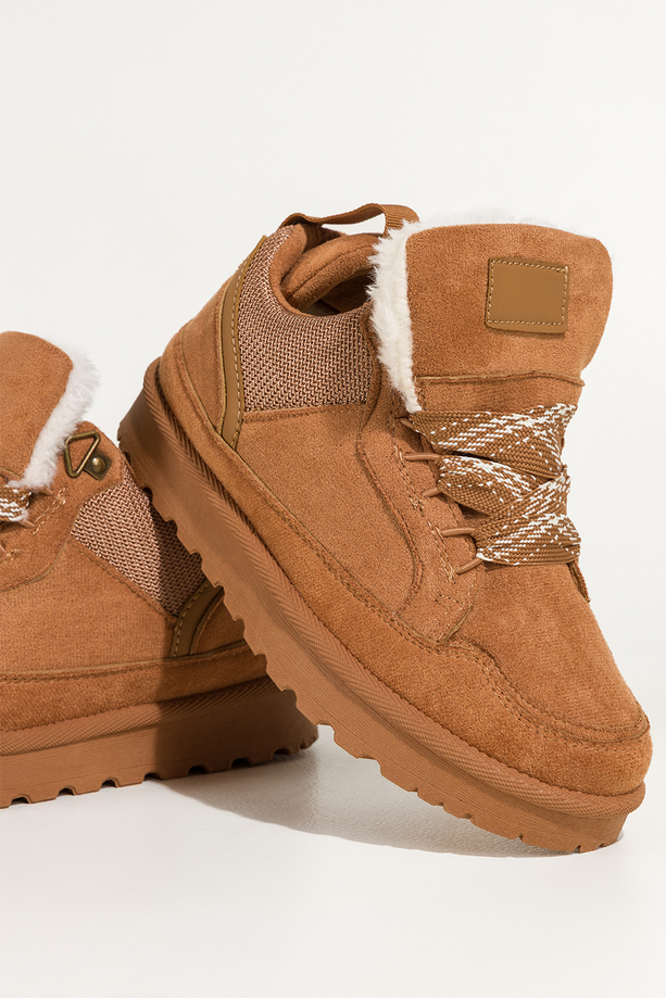 Camelowe sneakersy damskie z futerkiem na bieżnikowanej platformie ozdobne sznurówki z wzorem Casu 22337-7