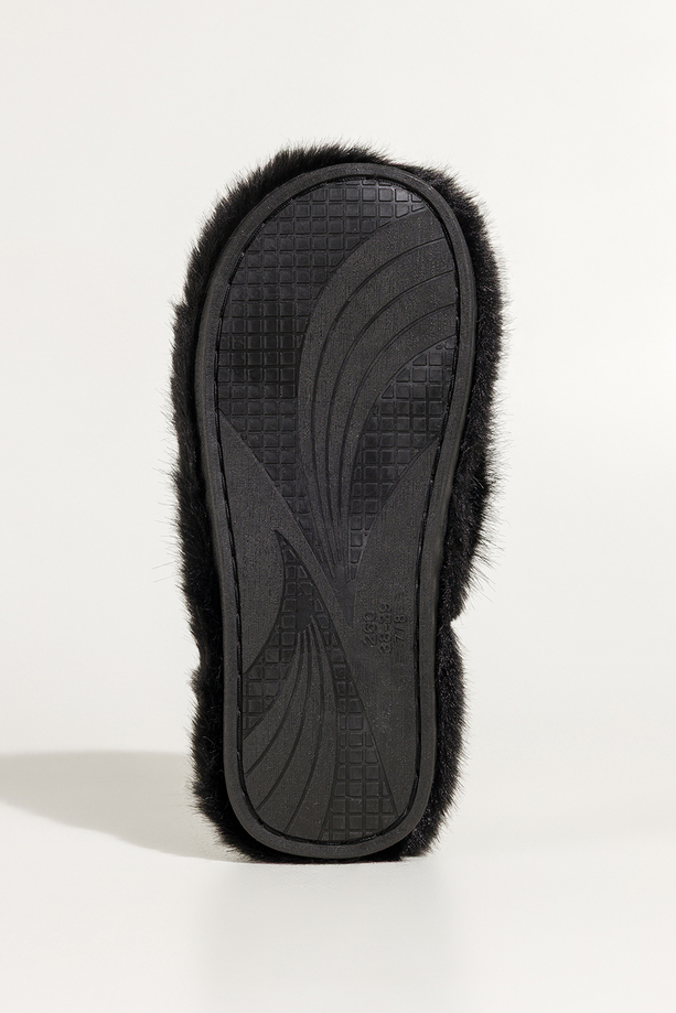 Czarne kapcie damskie obuwie domowe futrzane szeroki pasek z futerkiem Casu UO960