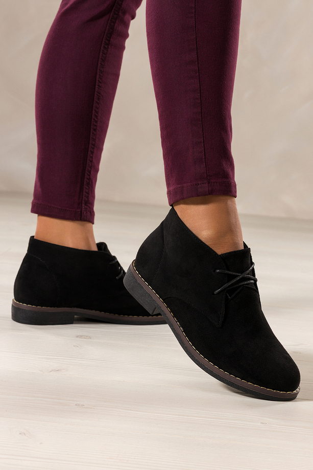 Czarne botki damskie na płaskiej podeszwie z przeszyciami sznurowane Casu 8997-8