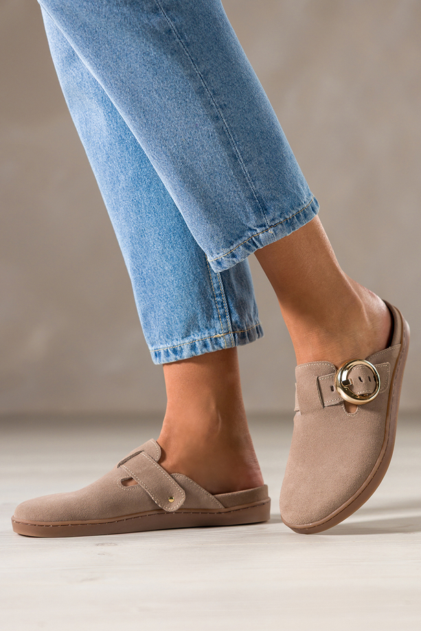 Beżowe klapki barefoot skórzane damskie szerokie na elastycznej płaskiej podeszwie wycięta cholewka pasek ze złotą klamrą PRODUKT POLSKI Casu 89787