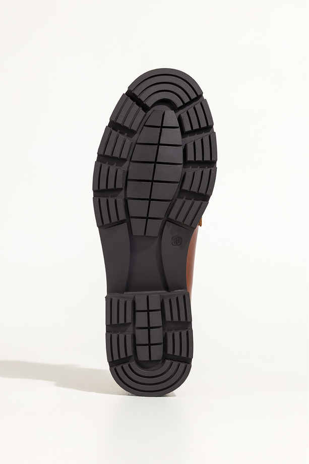 Brązowe mokasyny damskie półbuty z chwostami i złotą ozdobą na bieżnikowanej podeszwie skórzana wkładka Carla K-6-B892