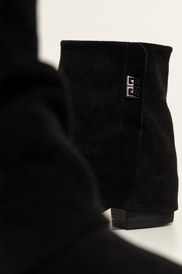 Czarne botki skórzane damskie kowbojki z szeroką marszczoną cholewką stalowa ozdoba ścięty obcas klocek PRODUKT POLSKI Casu 39454