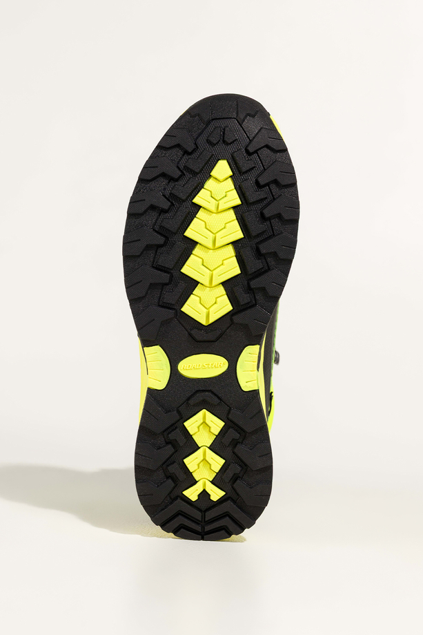 Czarne buty sportowe trekkingowe damskie wodoodporne na bieżnikowanej podeszwie sznurowane żółte wstawki Casu 7688-5D