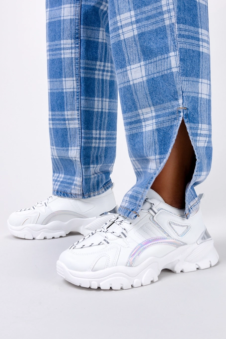 Białe sneakersy na platformie buty sportowe sznurowane holograficzny pasek Casu 11-10-21-W