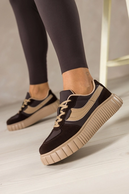 Czekoladowe sneakersy damskie buty sportowe na beżowej platformie sznurowane beżowe wstawki Carla OCX-1375