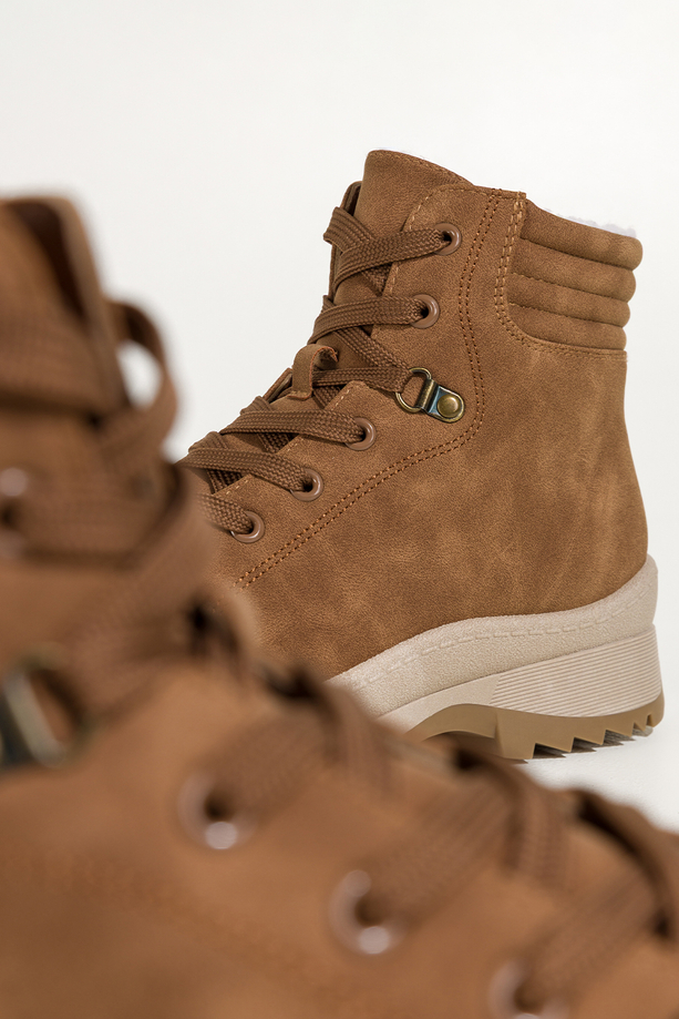 Camelowe botki damskie na bieżnikowanej elastycznej platformie sznurowane Casu 1911-6