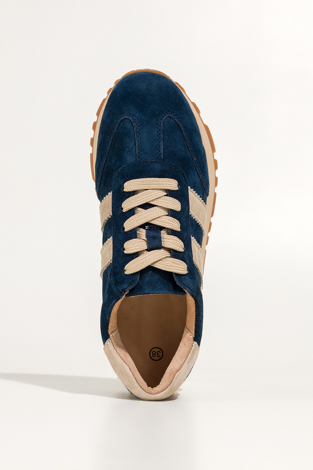 Granatowe sneakersy skórzane damskie buty sportowe na bieżnikowanej platformie beżowe wstawki sznurowane Carla TW-OC8919