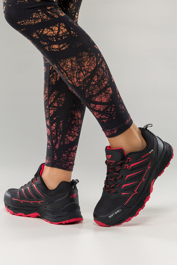 Czarne buty trekkingowe damskie buty sportowe na bieżnikowanej podeszwie sznurowane czerwone wstawki softshell Casu 2408-3W