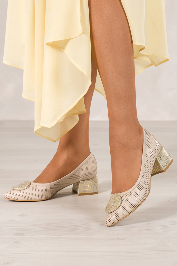 Beżowe czółenka skórzane damskie ażurowe na klocu z ozdobą  PRODUKT POLSKI Casu 02207-535-2731