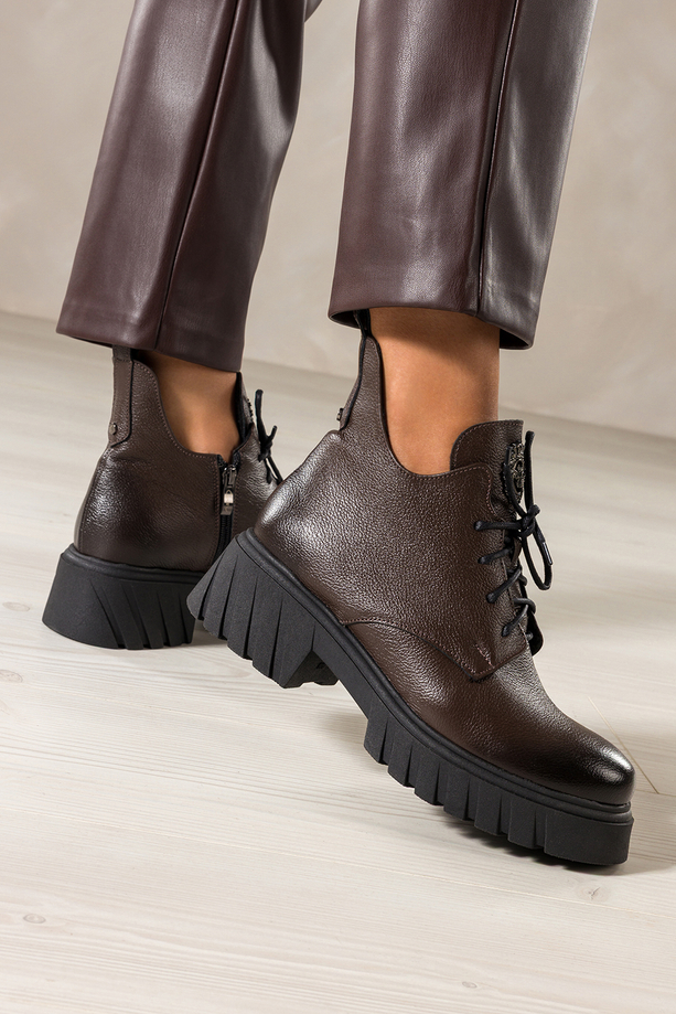 Czekoladowe botki skórzane damskie na bieżnikowanej platformie wycięta cholewka stalowa ozdoba na języku sznurowane PRODUKT POLSKI Casu 39458